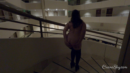 MILF Oxana: 在酒店走廊上裸体被抓包