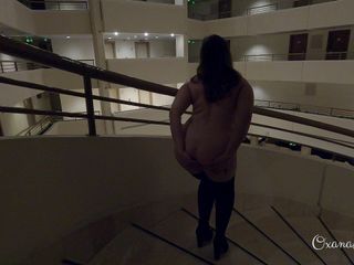 MILF Oxana: ホテルの廊下で裸で捕まえられる