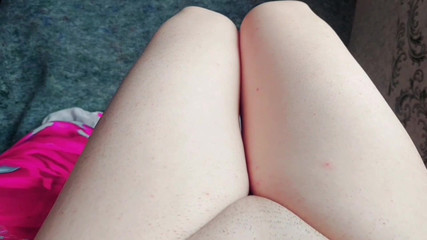 Kitty_Cross: Niegrzeczna maminsynek śledzenia palca nad wargami Powoli