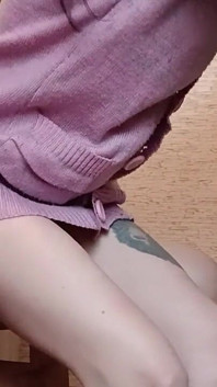 Schneller lesbensex in der Küche mit einem strap-on