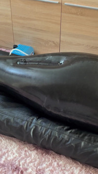 Manželka trestá svého otroka v latexové tašce s plným tělem - Estim - Omezené dýchání - Pytlík