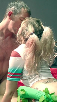 Als harley Quinn den Joker mit Poison Ivy teilte