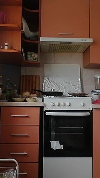 Seksowna naga kobieta przygotowuje jedzenie w kuchni