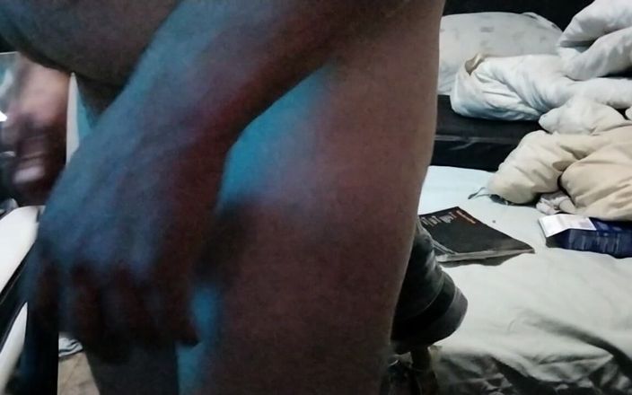 Rocco7freddi: Metti un grosso dildo nel mio anale