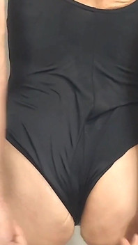 Cdmichelle, der grünen sexy badeanzug trägt, wünscht, es wäre sommer