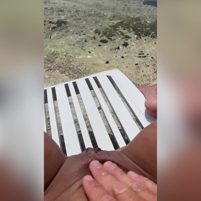 Spuirtcouplexxxx: Ragazza in forma squirta sulla spiaggia di Valalta, Punta Kriz,...
