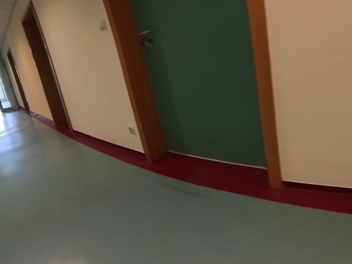 Sissy Adventures VR: Schneewittchen Chantal Pinkelt in Urinal