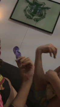 Victoria e Bridgette fodem um pau e um vibrador na buceta