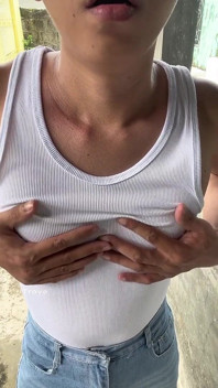 Băiatul asiatic este prea sexy în blugi și blugi