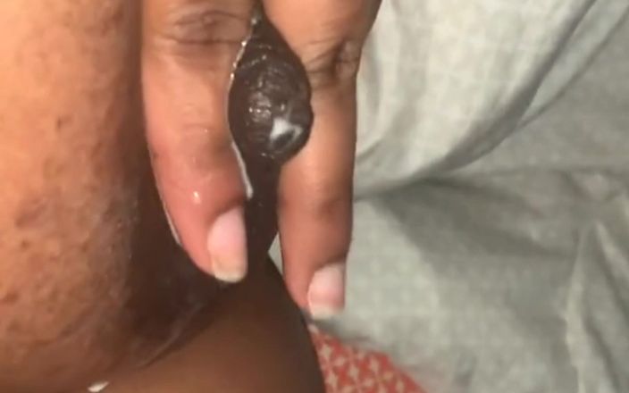 Super sexy ebony cuties: Uzanıp meme uçlarımı sıkıyor emziren