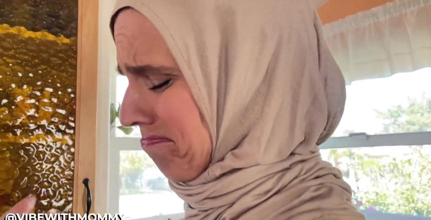 VibeWithMommy: Conservatieve vrouw Hijabi wordt door haar stiefzoon betrapt op het...