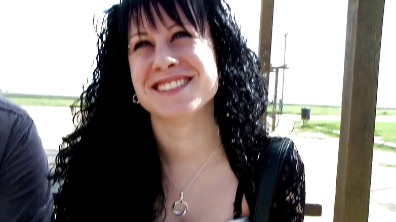 Fun Pictures: La puttana dai capelli scuri con un gran culo lo...