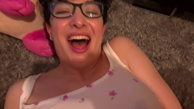 DedeDeville: Młoda przyrodnia siostra przyłapana na oglądaniu porno dostała spermę w...