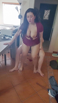 Pria gemuk kulit putih menggoda dan ngentot ibu tiri latina