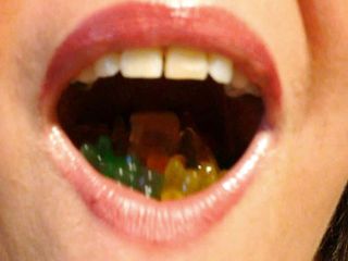Lily Lipstixxx: Con gấu gummy ăn