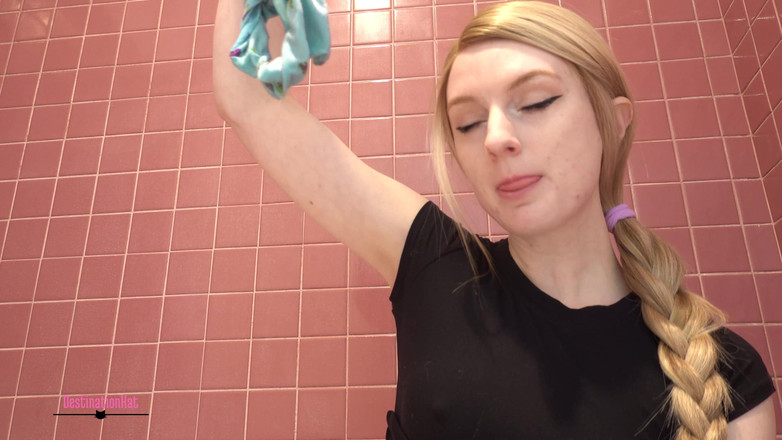 Destination Kat: 젖은 파란색 팬티