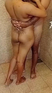 남편과 친구와 화장실에서 따먹히는 마누라