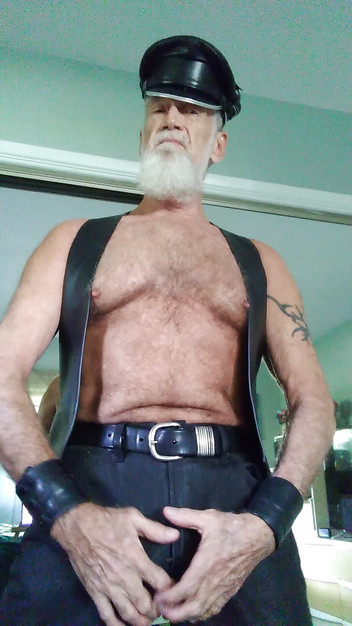 Mr hairy gardener: レザー&レース、パート1 - レザー