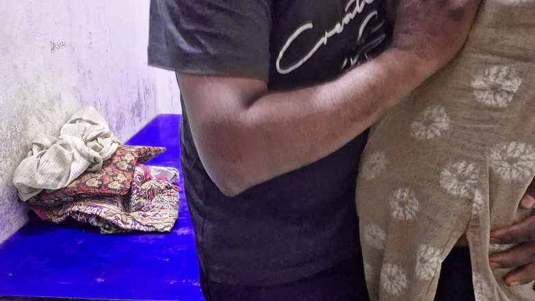 DesiBurChudai: Hintli köylü desi ev hanımı oğlanla seks yapıyor