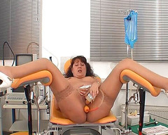 Rubber & Clinic Studio - 1ATOYS: Ateşli lavman ile kadın mastürbasyonu