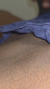 Membelai kontol hitam besarku muncrat ke seluruh pakaian dalam seksi