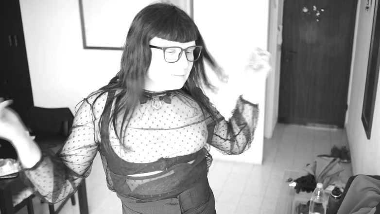 Voyager: Она Показывает Свою Идеальный Наряд Очень Близко.