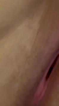 Cewek sange ini lagi asik muasin memeknya pakai mainan seks sampai muncrat - close up