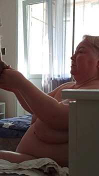 Stiefmutter spielt mit meinem schwanz, lutscht es und bekommt heißes sperma auf ihre titten