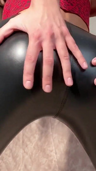 Zlata sıkı göt deliğini genişletiyor ve anal bekaretini kaybediyor