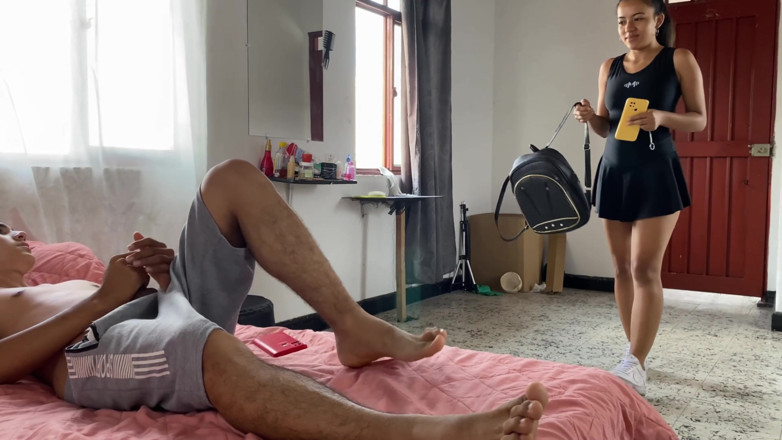 Solo_incognita: Il mio fratellastro entra nella mia stanza per il suo...