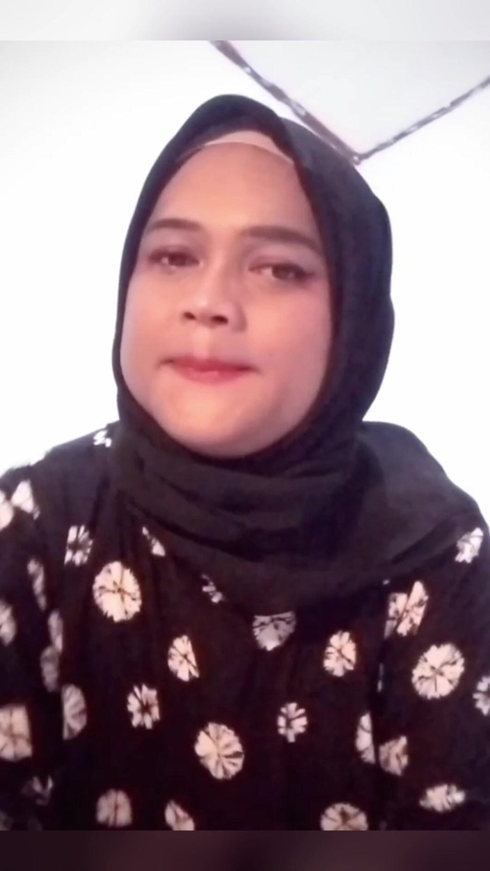 Ivvy Crossdresser: Ivvy hijab travestito, indossa i jeans e poi si masturba