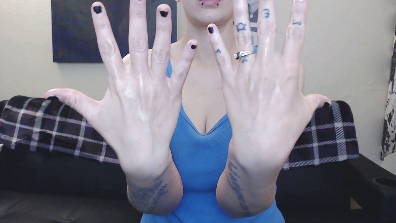 Abby Anna: Hand täckt i spott spottning