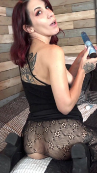 Scarlett si cewek imut lagi asik mainin stoking ketatnya