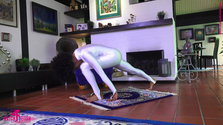 Gymnastic: Akrobatik dalam zentai catsuit kulit putih
