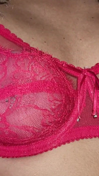 Sutien senzual din dantelă roșie, mănuși de lycra, mângâiindu-mi sânii rotunzi și fermi