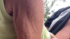 숲에서 발정난. 당신은 무슨 일이 일어나고 있다고 생각합니까?