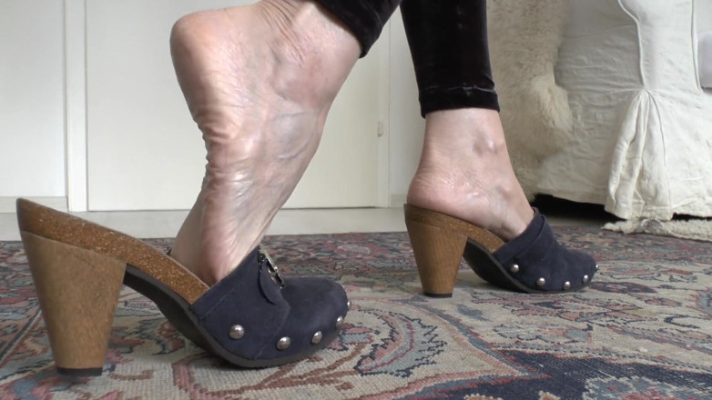 Lady Victoria Valente: Selipar Kayu Biru, Sabot, Lady Victoria Valente