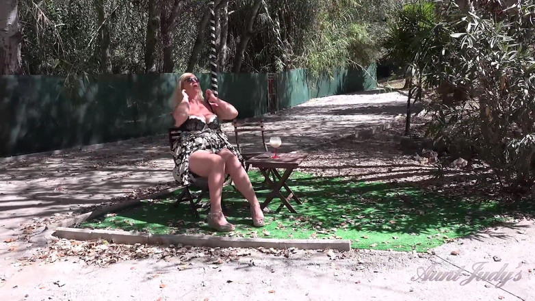 Aunt Judy's: Tantejudys - 52-jährige vollbusige reife bbw melodie - masturbation im freien