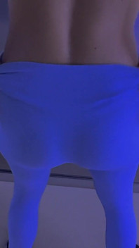 Une latina sexy à gros cul et seins séduit un garçon à la salle de sport