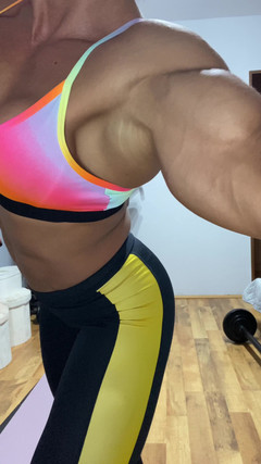 Alesyamuscledoll: Ohebná a poskakuje