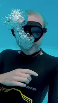 Instrucțiuni de masturbare în costum umed subacvatic în piscina mea privată