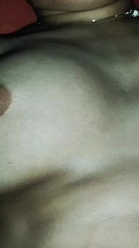 Tânără de 18 ani desi bengaleză sexy și drăguță cu sex dur video complet în podeaua camerei.