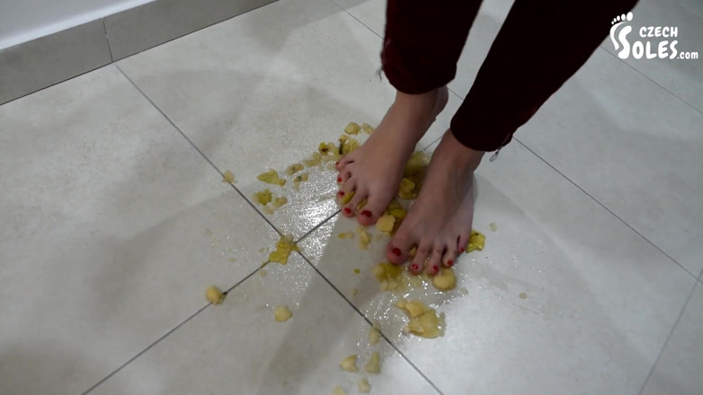 Czech Soles - foot fetish content: 젖탱이를 가지고 핑거링하는 18세 소녀