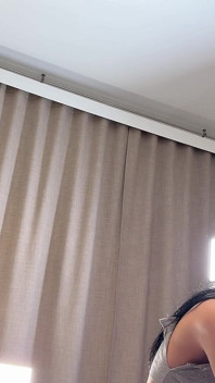Cea mai tare gagică brunetă sexy slim fit face o probă pentru fuste scurte, chiloți și rochie transparentă pentru un porno softcore