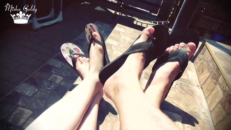 Goddess Misha Goldy: Flip flop en plein air avec alpha