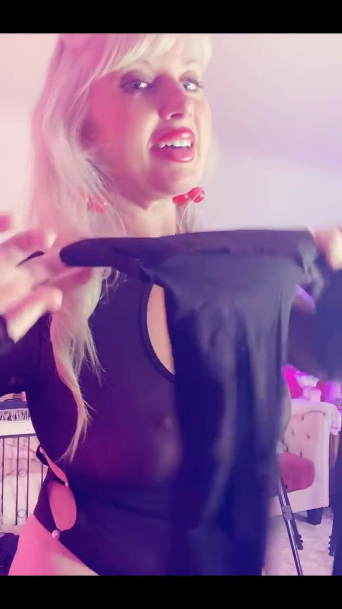 PaintedRose: 让我们穿上衣服并穿上更多的连裤袜