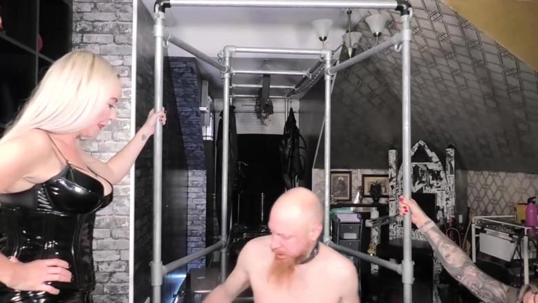 Miss Jessica Wood: เทศกาลไข่ - Miss Jessica Wood และ Mistress Ava มีทาสให้เตะไข่ด้วยการเตะไข่และ CBT