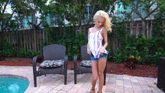 Karups Solo: Une petite blonde joue avec sa chatte dégoulinante au bord...