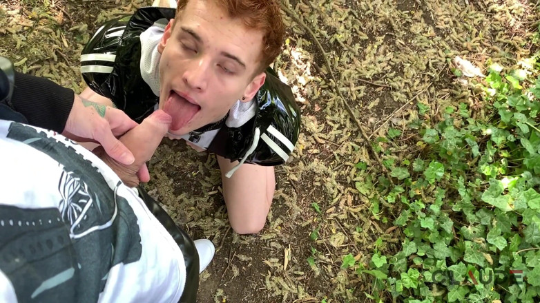 Claude Nikotine: Venkovní Twink Urinal