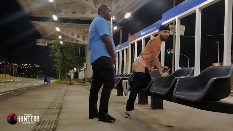 TheBlacKHunterr: 버스 운전사가 정차장에서 승객을 태우는 모습 영상 2